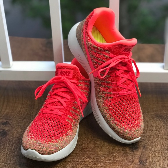 NWT Nike Lunarepic Low Flyknit 2 Hyper Punch WMNS - Picture 2 of 8